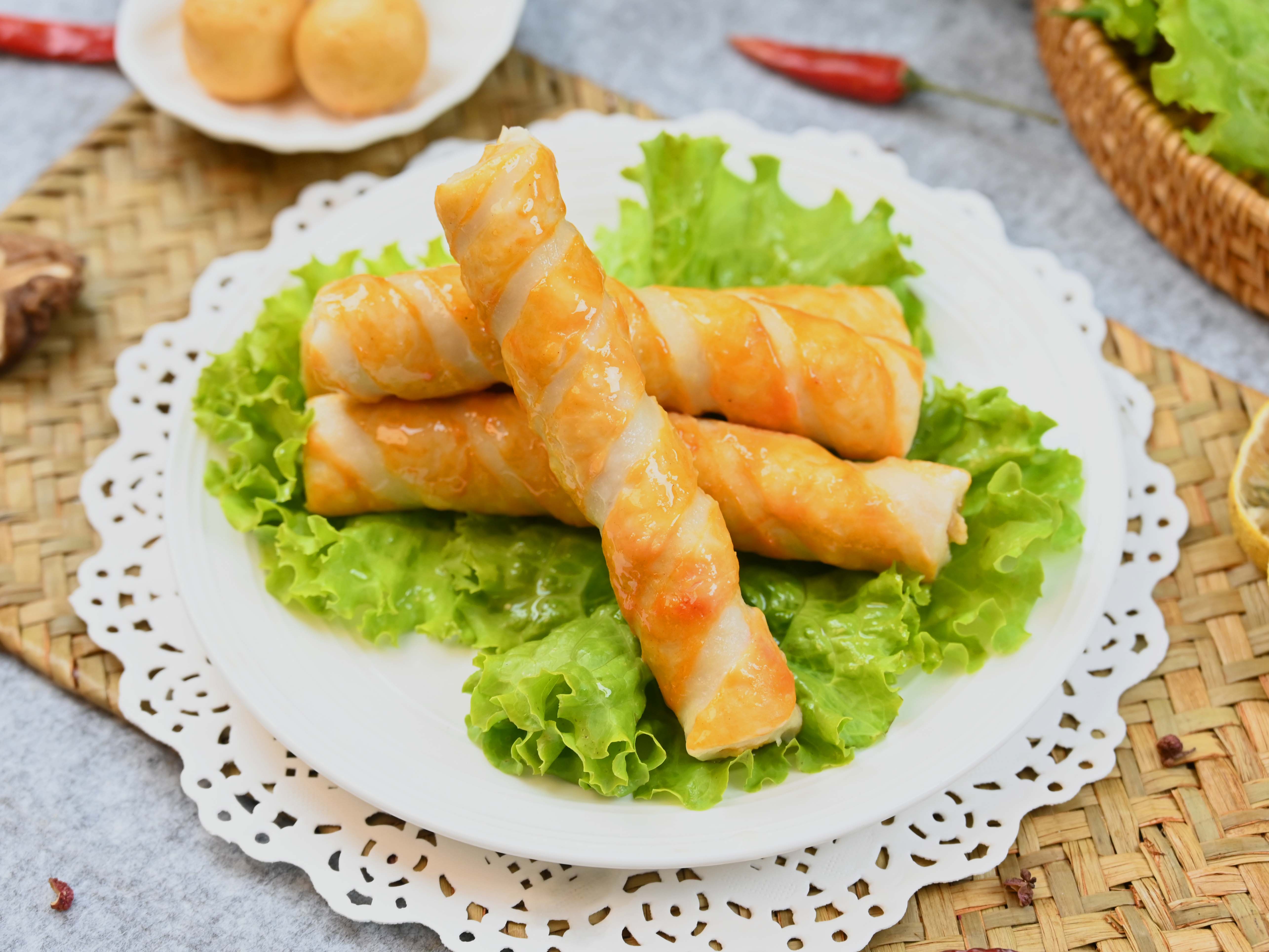 Жареная рыбья икра на палочке